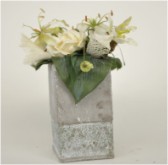 vaas met barok bloemenmotief met witte rozen en Gloriosa